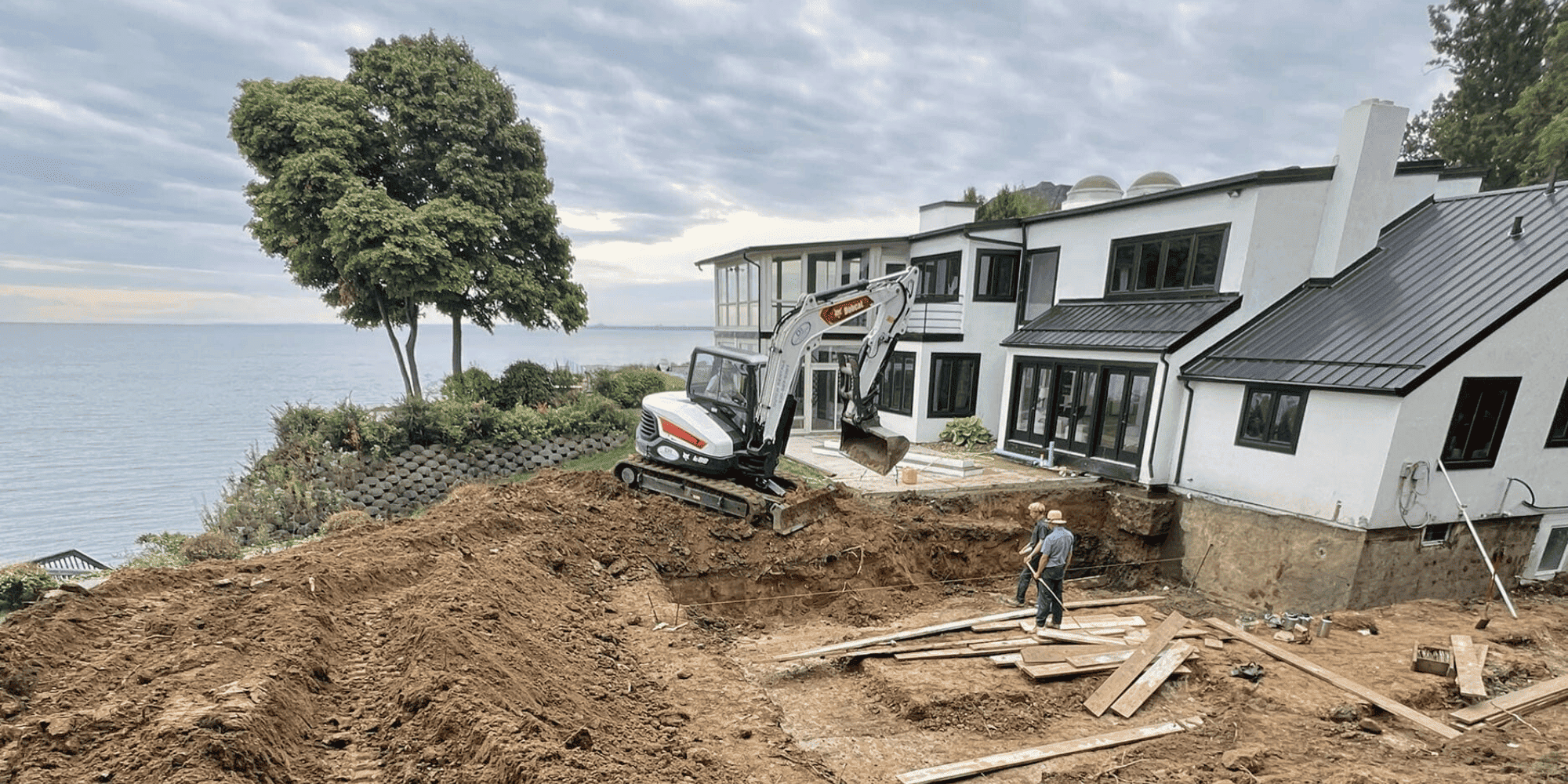 Home construction overlooking the lake - Essential Features Every Luxury Lakefront Home Should Have - Payne & Tompkins - Ohio Design Build Firm