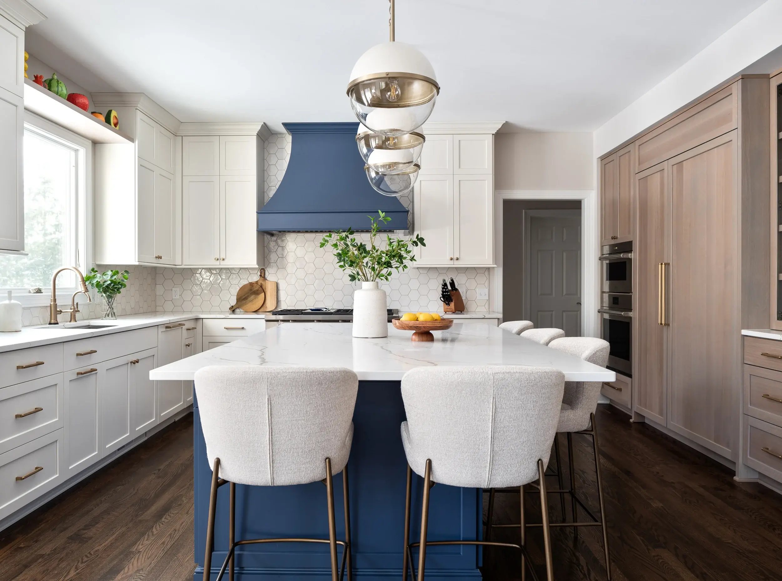 Payne & Tompkins - Ohio Design Build Firm - Luxury Home Renovations - Ohio - Kitchen Interior with large marble island