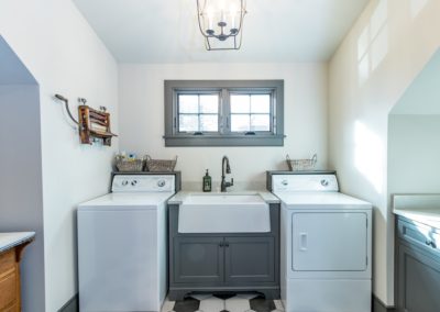 laundry room with farmhouse sink