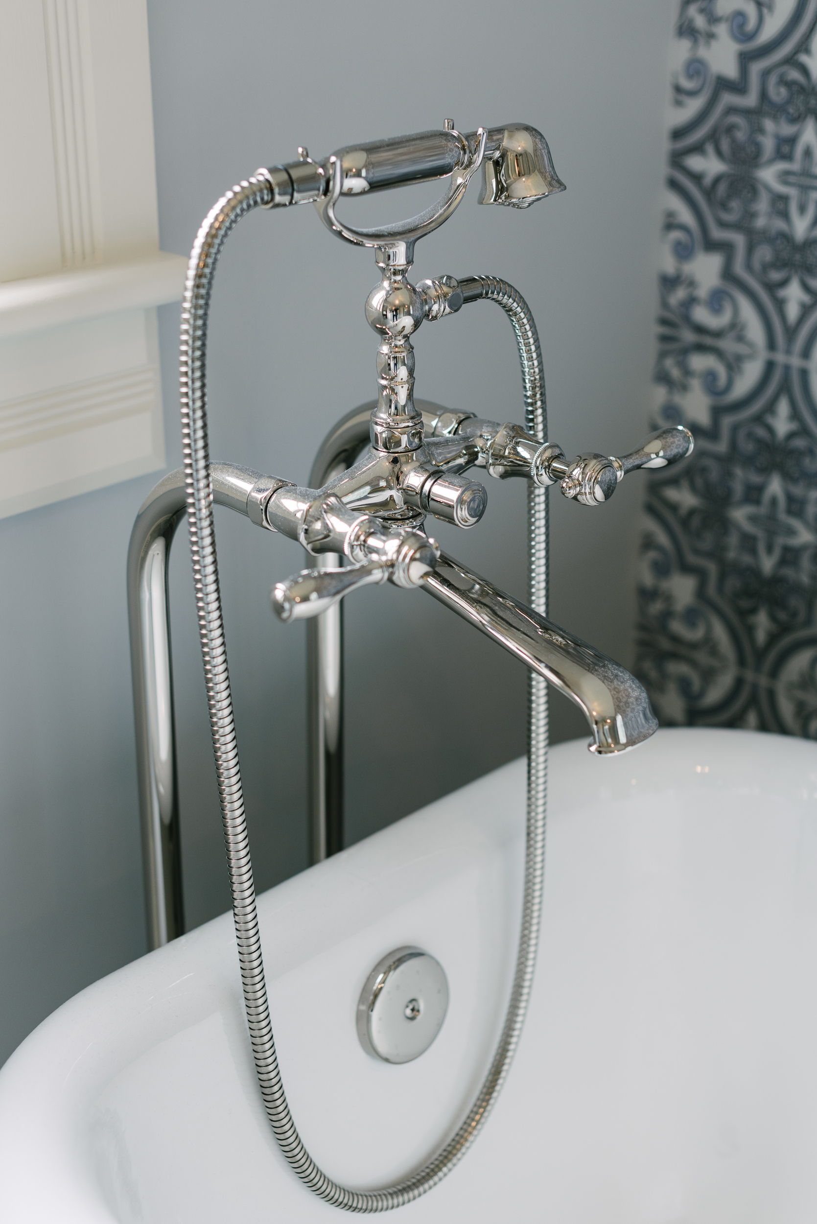 Silver bathtub faucet 